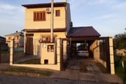 Vende bela casa em condomínio fechado, com 3 dormitórios, 2 suítes, com sacadas, com sala, living amplo, cozinha americana com bancada de granito com churrasqueira, garagem coberta, ar condicionado, c