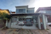 Vende excelente casa estilo sobrado de 03 dormitórios sendo 02 suítes, uma delas com banheira hidromassagem. Sala de estar com lareira, sala de jantar, cozinha planejada com amplo espaço, escritório, 