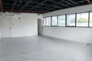 Ampla sala comercial de 55m² no bairro Auxiliadora, Imóvel com piso e 2 splits, 1 vaga de garagem rotativa.&lt;BR&gt;Condomínio com auditório, 2 salas de reuniões, gerador próprio, portaria 24 horas e