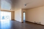 Apartamento com 86m2 de área privativa - 02 dormitórios - 02 banheiros - living amplo com sacada integrada, andar alto - 01 vaga de garagem - elevador - próximo ao Shopping Barra. Área de serviço com 