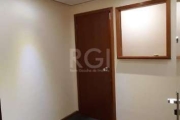 Sala comercial, no bairro Moinhos de Vento com vista para a Mostardeiro  dividida em sala de espera, 2 salas de atendimento e banheiro, 33m², ar condicionado.&lt;BR&gt;Edifico com 3 elevadores, 2 anda