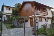 Casa no Bairro Vila Nova, com  fácil acesso a Av. Prof. Oscar Pereira e Estrada João Passuelo, a 10 minutos de toda infraestrutura do Bairro Cavalhada, como Zaffari, escolas, farmácias e comércio loca