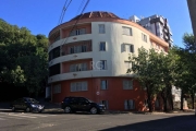 Ótimo apartamento de frente para o Morro Ricaldone,  primeiro andar, um degrau para acessar o edifício, 3 quartos, banheiro social mobiliado, amplo living para 2 ou 3 ambientes, cozinha com entrada de