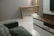 Apartamento de 2 (dois) dormitórios no Centro histórico, Porto Alegre/RS. Com living, àrea de serviços e boa cozinha. Totalmente reformado em prédio muito bem conservado, com portaria 24h, dois elevad