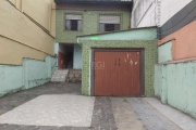 Casa com 4 dormitórios, 2 salas, 3 banheiros, bem conservada no bairro Agronomia, com estacionamento, amplo terreno e excelente localização. Venha conhecer!