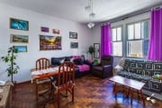 Apartamento 02 domitórios no Bairro Higienópolis em Porto Alegre, piso em parquet, sala com lareira, cozinha grande, banheiros social e auxiliar.  Localizado Próximo ao Shopping Bourbom Assis Brasil.