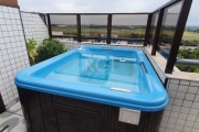 Linda Cobertura com Jacuzzi de Frente com 2 dormitórios, suíte, sacada integrada, living amplo, decorada, ótimo acabamento, cozinha mobiliada, área de serviço, água quente, banheiro social, parte supe