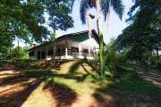 Lindo sitio com arvores frutíferas, na Av. Gedeon Leite, contendo linda casa principal semi-mobiliada com ampla sala de estar com lareira, cozinha com churrasqueira, banheiro social, 2 dormitorios com