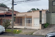 Casa térrea toda ampla salas cozinha e dormitórios. localização privilegiada do Menino Deus em Porto Alegre de  com 3 dormitórios sendo uma suíte, 2 banheiros sociais  mais 1 dormitório auxiliar com b