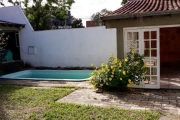 Belo sobrado em condomínio fechado com amplo patio .&lt;BR&gt;living para dois ambientes,  lavabo, cozinha americana montada, &lt;BR&gt;sala de jantar.&lt;BR&gt;patio , piscina, salão de festas,  gara