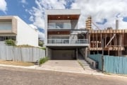 Casa em condomínio com projeto diferenciado, Steel Frame é um conceito de tecnologias limpas e métodos de construção contemporâneos, leves e rápidos. O imóvel possui 03 dormitórios, sendo 01 suíte com