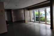 Casa comercial localizada a meia quadra das Avenidas José de Alencar e Getúlio Vargas, em terreno medindo 15,64 X 33,00 e 383m² de área construída. Com ampla visibilidade, espaço interno e estrutura. 