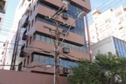 Ótima sala comercial com aproximadamente 68m² privativos, com split, lavabo e copa. Sem vaga de garagem. Piso em carpete. Edifício com portaria 12 horas e elevador. Localizado no bairro Menino Deus, p