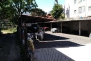 Prédio comercial atualmente alugado e terreno ao lado também alugado par o funcionamento de um estacionamento e uma lavagem, no prédio além das lojas frontais tem salas comerciais onde algumas encontr