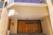 Casa em condomínio, 03 dormitórios uma suíte, 03 vagas de garagem, área 240,50m² de área útil, localizada no Bairro JARDIM ISABEL/IPANEMA. Condomínio com serviço de vigilância e guarita na rua. Além d