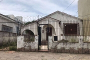 Casa térrea para moradia ou comercial, 3 dormitórios, 1 Banheiro, 1 Lavabo, 2 Salas, Cozinha espaçosa, Garagem coberta e fundos coberto para festas, pátio grande. OBS:&lt;BR&gt;PRECISA DE REFORMA NA P