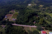 Terreno de Frente pro Asfalto na Zona Sul de Poa. Área de 1.1 Hectares (+ de 11.000m²) com Ótima Localização. 56 metros de frente pro Asfalto. Água e Luz passando na Frente da Propriedade. Linha de Ôn