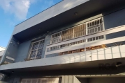 Excelente e ampla residência no Bairro Medianeira de 2 pavimentos e 1 vaga de garagem coberta e 2 descoberta, com 3 dormitórios. Imóvel com  PPCI em dia, Instalação de gás central, tem cerca elétrica,