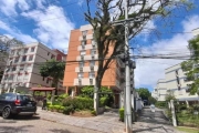 Apartamento com 3 dormitórios no bairro Tristeza, Zona Sul de Porto Alegre. Possui 1 suíte, amplo living para 2 ambientes, sacada integrada com churrasqueira e pia, cozinha montada e banheiros com box