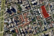 Excelente terreno com 4.400 m² com 32 metros de frente, em área de ocupação intensiva sendo ótimo tanto para comércio como para incorporação de edifício ou condomínio de casas. O terreno está localiza