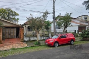 Terreno à venda no bairro Tristeza, Porto Alegre. O terreno possui uma área privativa de 110m² e área total de 407,4m². Topografia plana e face frente a fundos&lt;BR&gt; Localizado em uma região privi