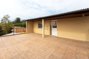 Casa residencial | Bairro Camaquã | 2 dormitórios | &lt;BR&gt;&lt;BR&gt;Ótima casa Localizada na parte superior, aos fundos do terreno com 2 dormitórios, amplo living que integra a sala de estar à sal