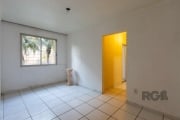 Apartamento térreo, 2 dormitórios, sala, cozinha e área de serviço conjugadas.&lt;BR&gt;1 vaga de garagem coberta. Condomínio com portaria 24 horas, salão de festas, quadra de esportes e playground.