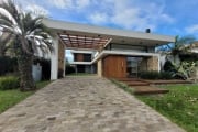 Esta espetacular casa de alto padrão, localizada no prestigiado Condomínio Villagio Xangri Lá, é uma verdadeira joia em Xangri-Lá. Com 4 dormitórios, 4 suítes e 5 banheiros sociais, esta residência of