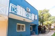 Linda casa em condomínio, no bairro Vila Nova, três pavimentos, com 116m² privativos, 02 dormitórios, sendo uma suite, lavabo, 01 banheiro social, living 2 ambientes, cozinha com armários e balcão, ár