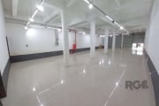 Ampla loja com aproximadamente 260m² privativos, com cortina de ferro e banheiro social. Localizada na Av. Cairú, próxima à Av. Farrapos, Av. Sertório e ao comércio local.&lt;BR&gt;&lt;BR&gt;Agende su