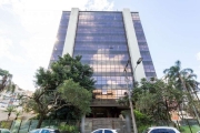 Conjunto comercial no Centro de Porto Alegre para locação, com aproximadamente 145,00m² de área privativa, piso laminado, 02 lavabos, vaga rotativa. &lt;BR&gt;O Edifício possui 04 elevadores, ar condi