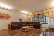 Excelente casa próxima ao Iguatemi, 327m², terreno 19x34m, 4 dormitórios, suíte, piscina, 3 vagas. Hall de entrada, living amplo, gabinete, lavabo, copa cozinha, lavanderia, dependência completa. Ampl