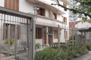 OPORTUNIDADE ÚNICA NO BAIRRO MENINO DEUS. Amplo apartamento com 3 dormitórios, silencioso, janelas grandes que proporcionam excelente iluminação e circulação de ar, cozinha modernizada próximo a todos