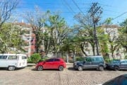 Apartamento para locação no bairro Tristeza, com aproximadamente 53m² de área privativa, piso laminado, 02 dormitórios sendo 01 com ar condicionado, living dois ambientes com ventilador de teto, cozin