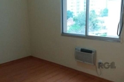 Apartamento à venda com 3 quartos (1 suíte) e vaga de garagem coberta e escriturada.&lt;BR&gt;Amplo living com dois ambientes, banheiro social, copa-cozinha e área de serviço separada. O condomínio of