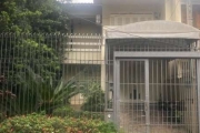 Semi mobiliada, desocupada, graciosa casa com 198m2 privativos. Parte superior_ 3 dormitórios ( 1 suite c/ closet e sacada), banheiro social. Parte térreo _ living 2 ambientes em piso tabuão, lareira,