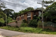 Terreno de esquina muito bem localizado, com 700m², bairro Santa Teresa . O terreno possui uma ampla casa com 300m² de área construída, mezanino e lareira, necessita de algumas reformas. Proprietário 