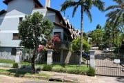 Excelente casa em condomínio no bairro Tristeza. &lt;BR&gt;Primeiro piso com garagem, churrasqueira, lavanderia, dependência e banheiro. &lt;BR&gt;Segundo piso ou entrada principal da casa com hall de