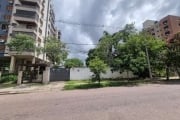 Terreno plano na rua Pereira Neto, bairro Tristeza. Terreno medindo 17,20 de frente por 66,20 de comprimento. Total de 1.139m².&lt;BR&gt;&lt;BR&gt;Em ótima localização, a poucos metros do colégio Mãe 