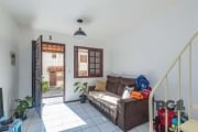 Casa estilo sobrado em condomínio fechado para locação no bairro Vila Nova, semi mobliado, com aproximadamente 80m² de área privativa, piso cerâmico, 02 dormitórios, living 02 ambientes com mesa e cad