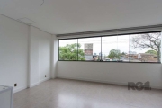 Esta sala comercial de 30 m² é ideal para o seu negócio! Conta com banheiro, piso em porcelanato e teto com acabamento em gesso. Possibilidade de unificar com outra sala, ampliando o espaço conforme a