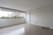 Esta sala comercial de 30 m² é ideal para o seu negócio! Conta com banheiro, piso em porcelanato e teto com acabamento em gesso. Situada em uma localização privilegiada, a apenas 100 metros da Rua Cam