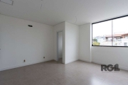 Esta sala comercial de 23 m² é ideal para o seu negócio! Conta com banheiro, piso em porcelanato e teto com acabamento em gesso. Situada em uma localização privilegiada, a apenas 100 metros da Rua Cam