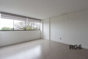 Esta sala comercial de 30 m² é ideal para o seu negócio! Conta com banheiro, piso em porcelanato e teto com acabamento em gesso. Possibilidade de unificar com outra sala, ampliando o espaço conforme a