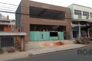 Ampla loja com aproximadamente 188m² privativos (100m² térreo + 88m² mezanino), em fase final de construção. Você pode contar com fachada de vidro, lavabo, mezanino e estacionamento em frente ao local