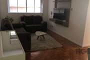 Apartamento para locação no bairro Moinhos de Vento, com aproximadamente 78m² de área privativa, piso parquet, 02 dormitórios, living 02 ambientes, cozinha com pia e armário, área de serviço com tanqu