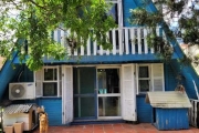 Casa estilo 'Chalezão rústico' em madeira, habitável, em terreno medindo: 12,83 x 50,00, amplo pátio c/ piscina, churrasqueira, nos fundos amplo pavilhão multiuso em estrutura de alvenaria, 