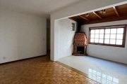 Encantador apartamento de 2 quartos à venda! Recentemente reformado. Destaca-se pela atmosfera acolhedora do imóvel, com piso parquet na sala e nos quartos. Na varanda em piso porcelanato, você pode d