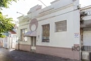 Casa comercial com aproximadamente 157m² privativos, com salas amplas, 2 banheiros, e estacionamento exclusivo para 5 vagas. Localização excelente, situada no coração do bairro Menino Deus, próxima da