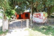 Terreno de esquina medindo 10x30 no bairro Ipanema, possui uma casa de 94m², não habitável de 2 dormitórios, sala, cozinha, área de serviço e 1 vaga de garagem.&lt;BR&gt;Em uma ótima localização na Av